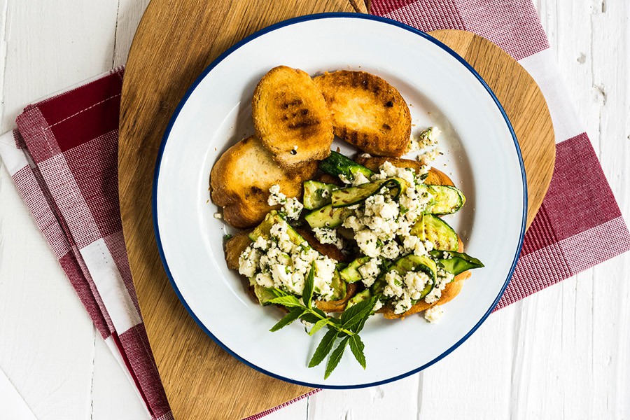 Bruschetta à la feta, à la menthe et aux mini-courgettes