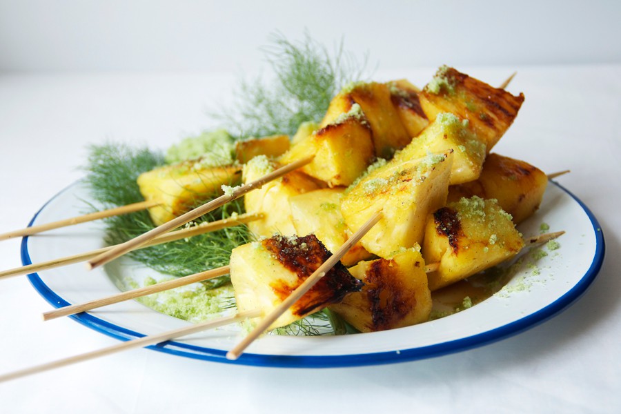 Brochettes d'ananas au gingembre, piment et fenouil